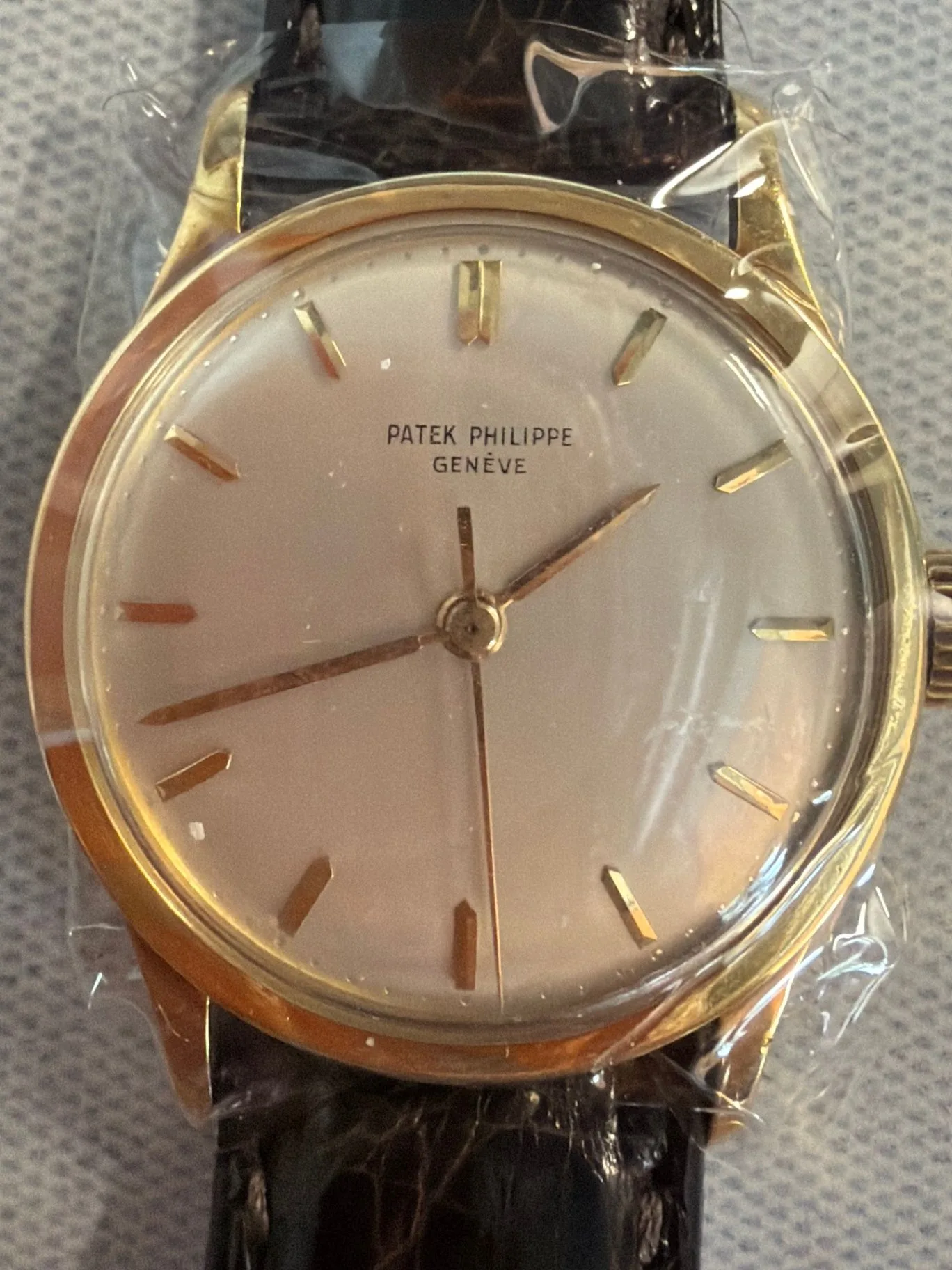 Patek Philippe Calatrava Ref. 570J silver-white dial with applied gold baton markers, 18k yellow gold case, black strap